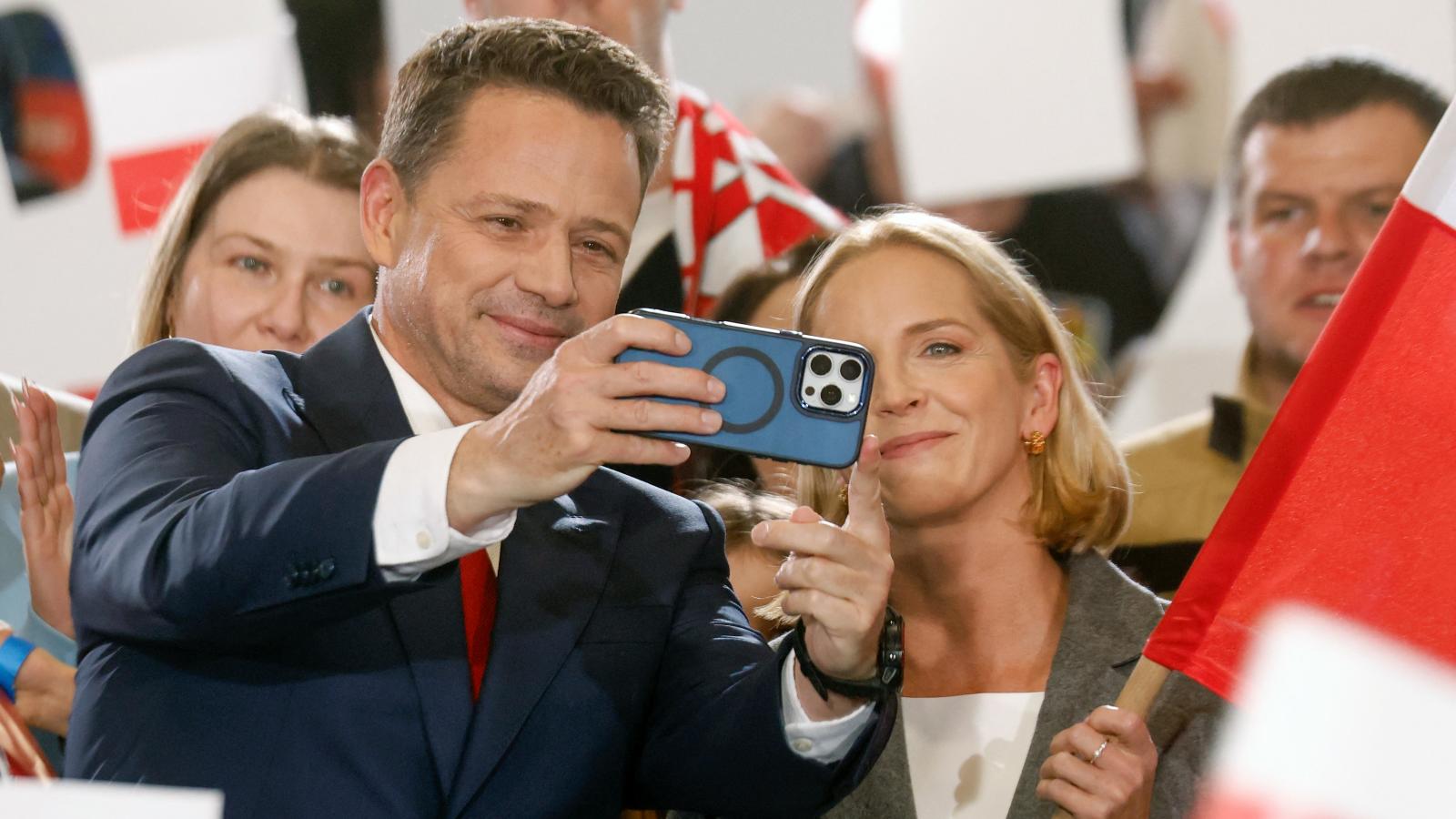 Rafal  Trzaskowski látszólag boldog, de ennél nyilvánvalóan nagyobb fölényre számított