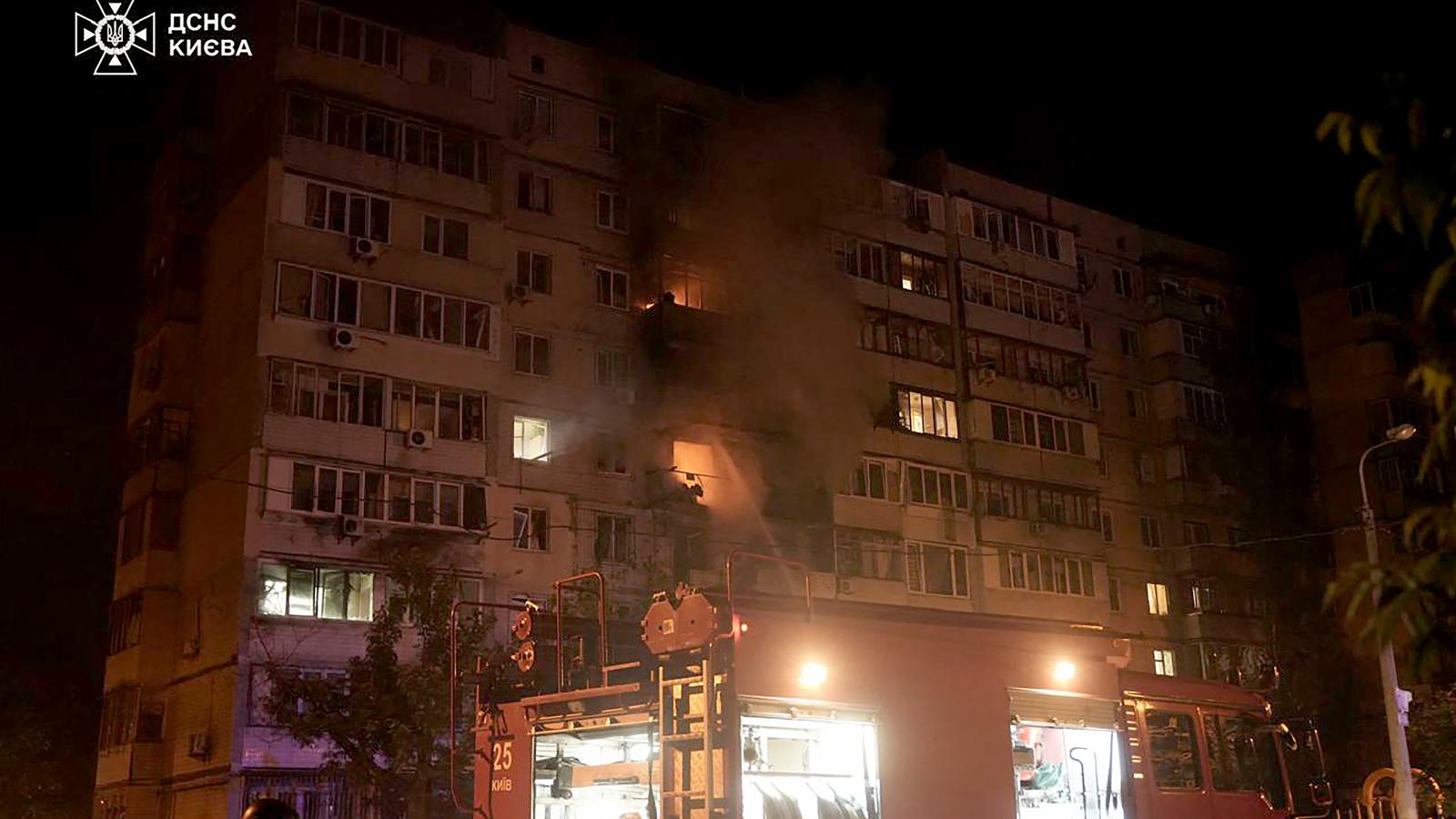 Tűzoltók egy kijevi lakóépületnél 2025. május 24-én