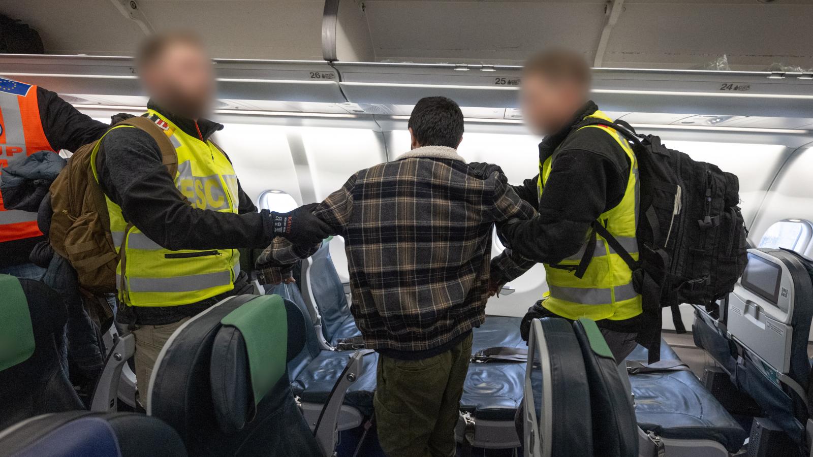 A deportálások jelentős része drága charterjáratokkal történt