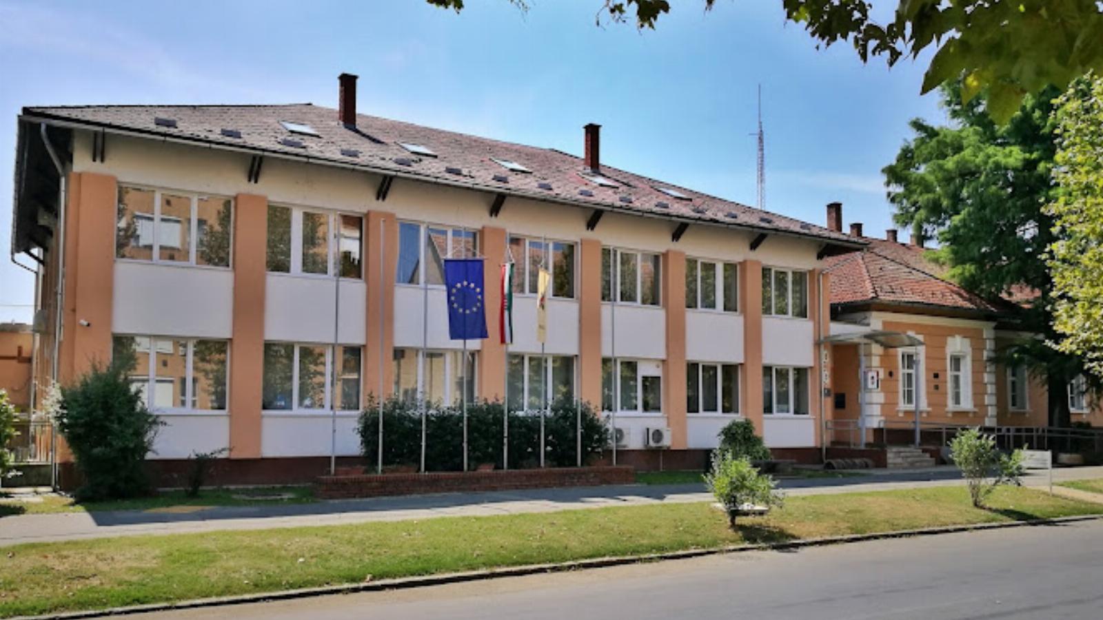 Képünk illusztráció, a barcsi városháza