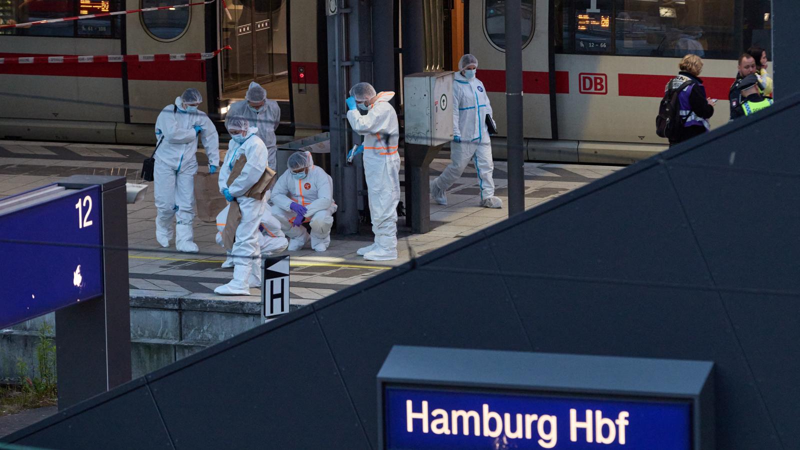 Helyszínelők dolgoznak a hamburgi főpályaudvaron a késes támadás után