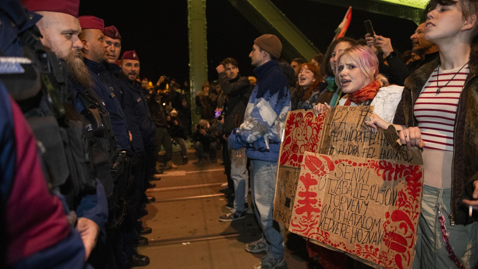 Illusztráció: Rendőrsorfal a gyülekezési törvény módosítása elleni tüntetésen a Szabadság hídon április 1-jén