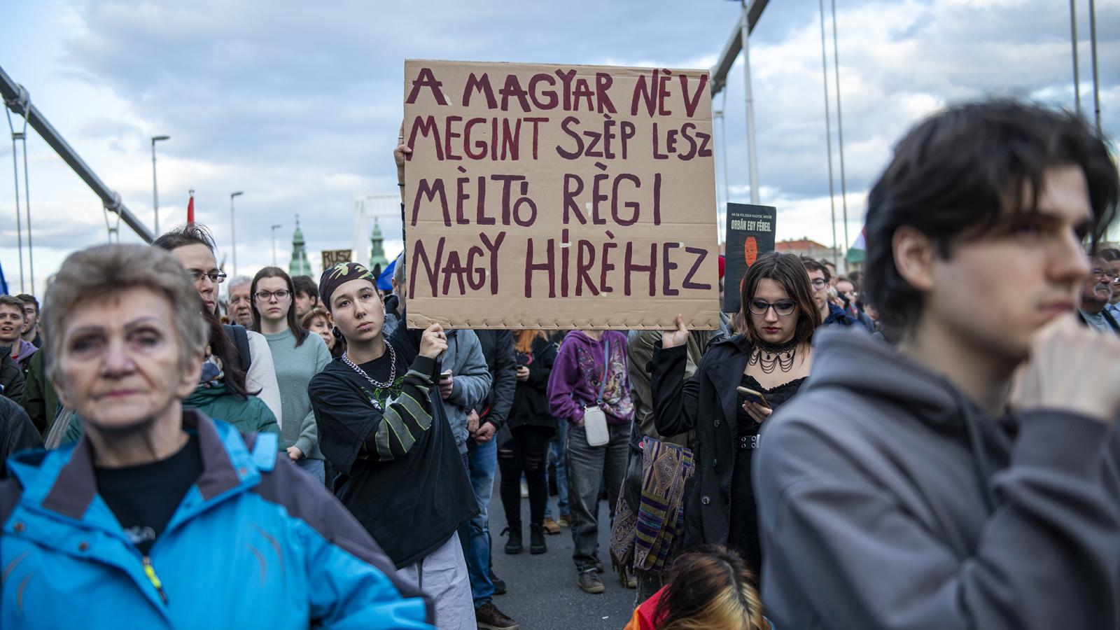 Az ismétlődő tüntetéseken a Fidesz megosztó politikája ellen is tiltakoznak