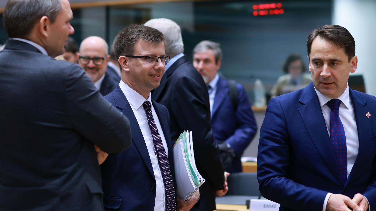 Bóka János európai uniós ügyekért felelős miniszter (középen) és Sigitas Mitkus litván külügyminiszter-helyettes (jobbra) érkezik a Tanács ülésére