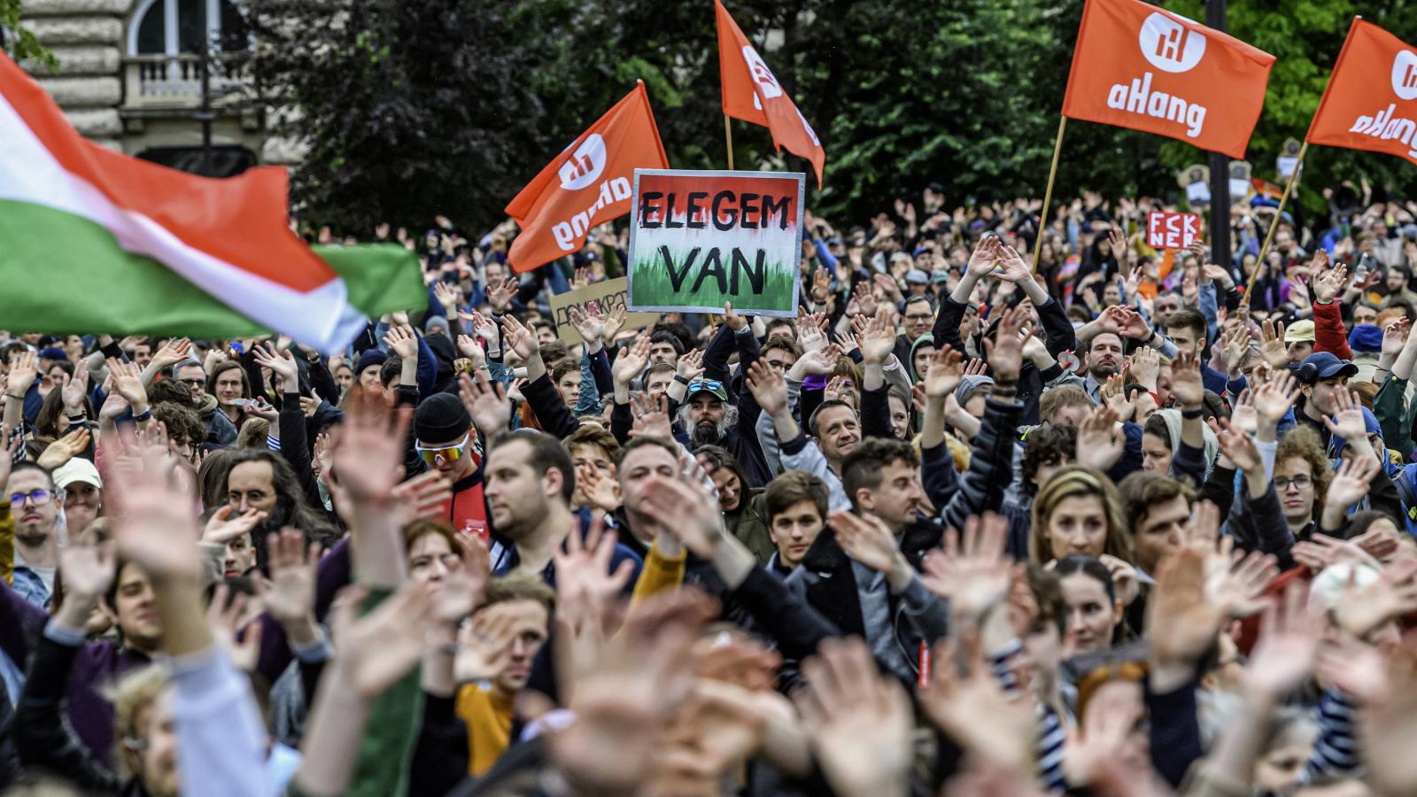 A civilekért és a sajtóért tüntettek másfél hete a Kossuth téren az átláthatóságinak csúfolt tervezet miatt