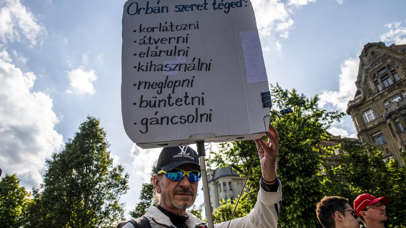 Másfél hete Budapesten tüntettek a tervezett törvénnyel szemben