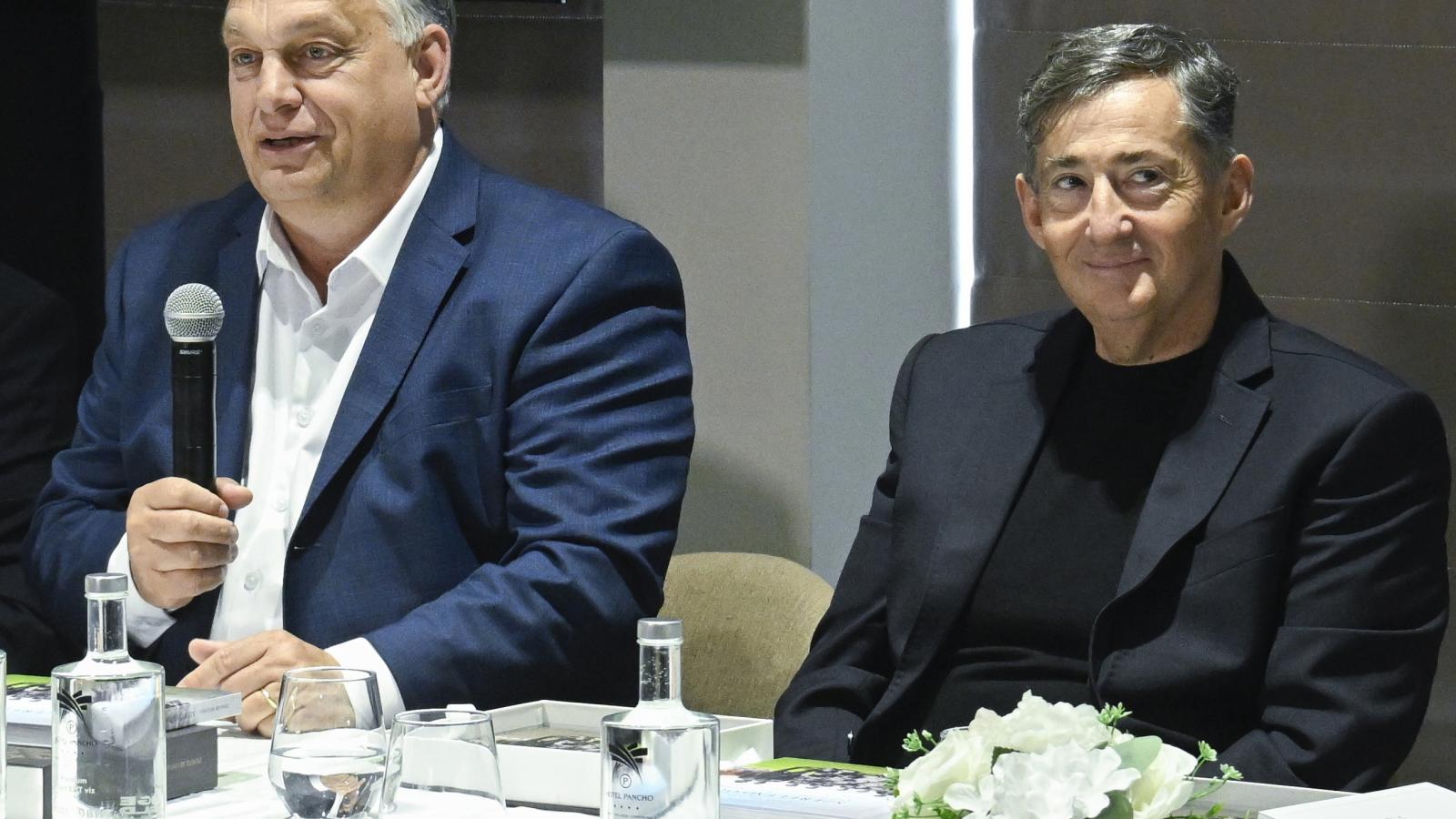 Orbán Viktor és barátja, Mészáros Lőrinc. A miniszterelnök helyzetbe hozta a gázszerelőt, aki több mint ezer milliárd forintos vagyonra tett szert 2010 óta