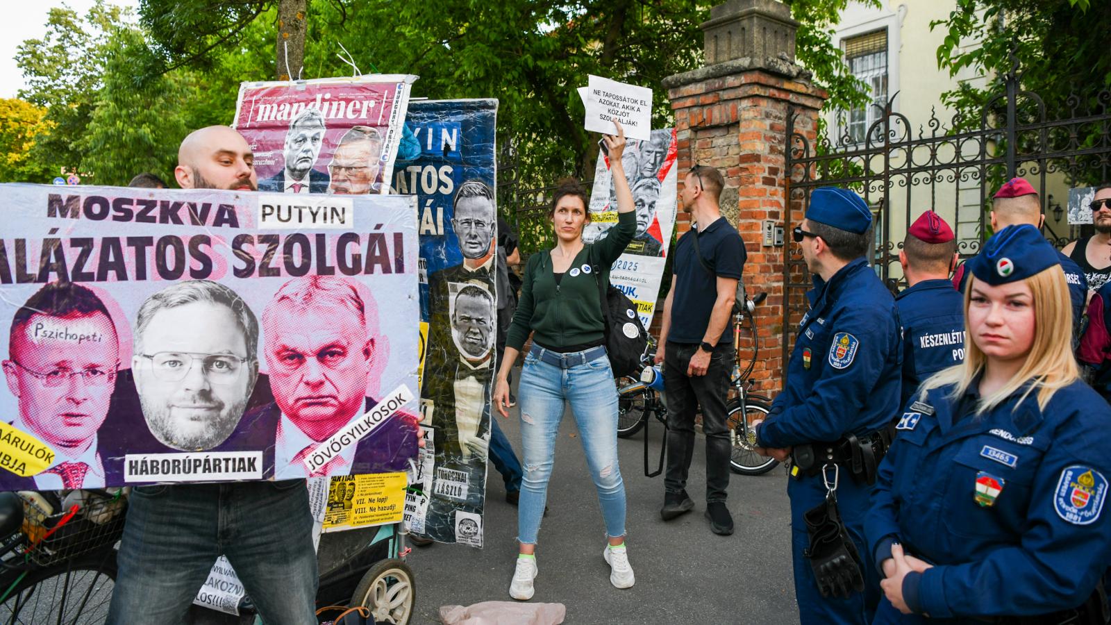 Tüntetők a Szuverenitásvédelmi Hivatal előtt 2025 május 27-én