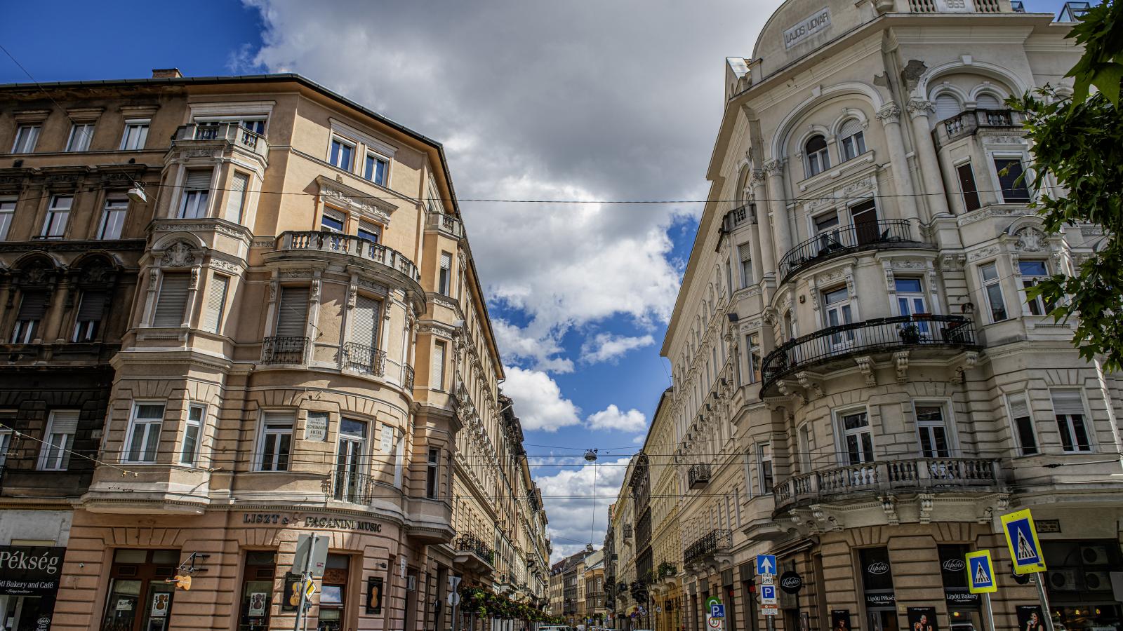 A Király és a Kertész utca találkozása. A bal oldali ház Csillag Kálmán ügyvéd, a jobb oldali özvegy Deutsch Lajosné tulajdona volt