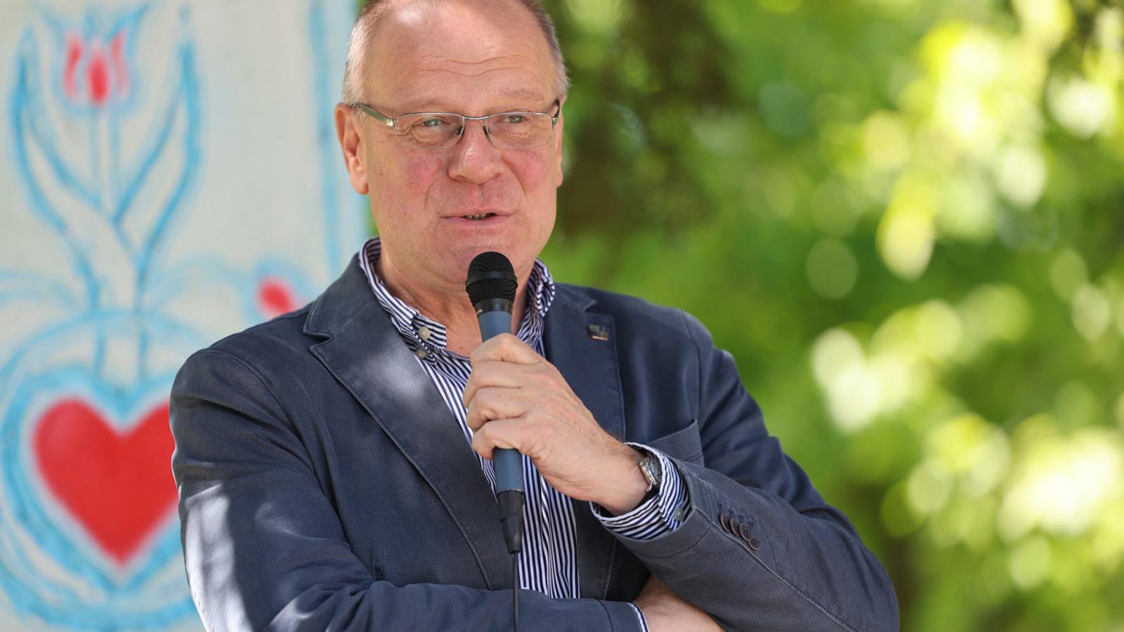 A közigazgatási és területfejlesztési miniszter ősszel jelentette be a programot, ami az adóbevétel többletének elvételét jelentette
