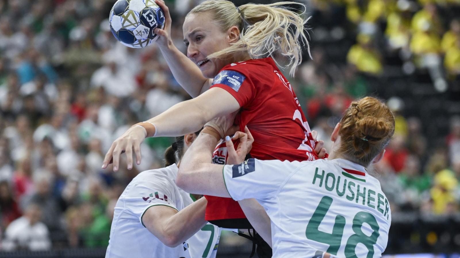 Kari Brattset Dale (b) és Dione Housheer (j) a Gyõr játékosai, valamint Henny Ella Reistad, Team Esbjerg játékosa (k) a nõi kézilabda Bajnokok Ligája elõdöntõjében