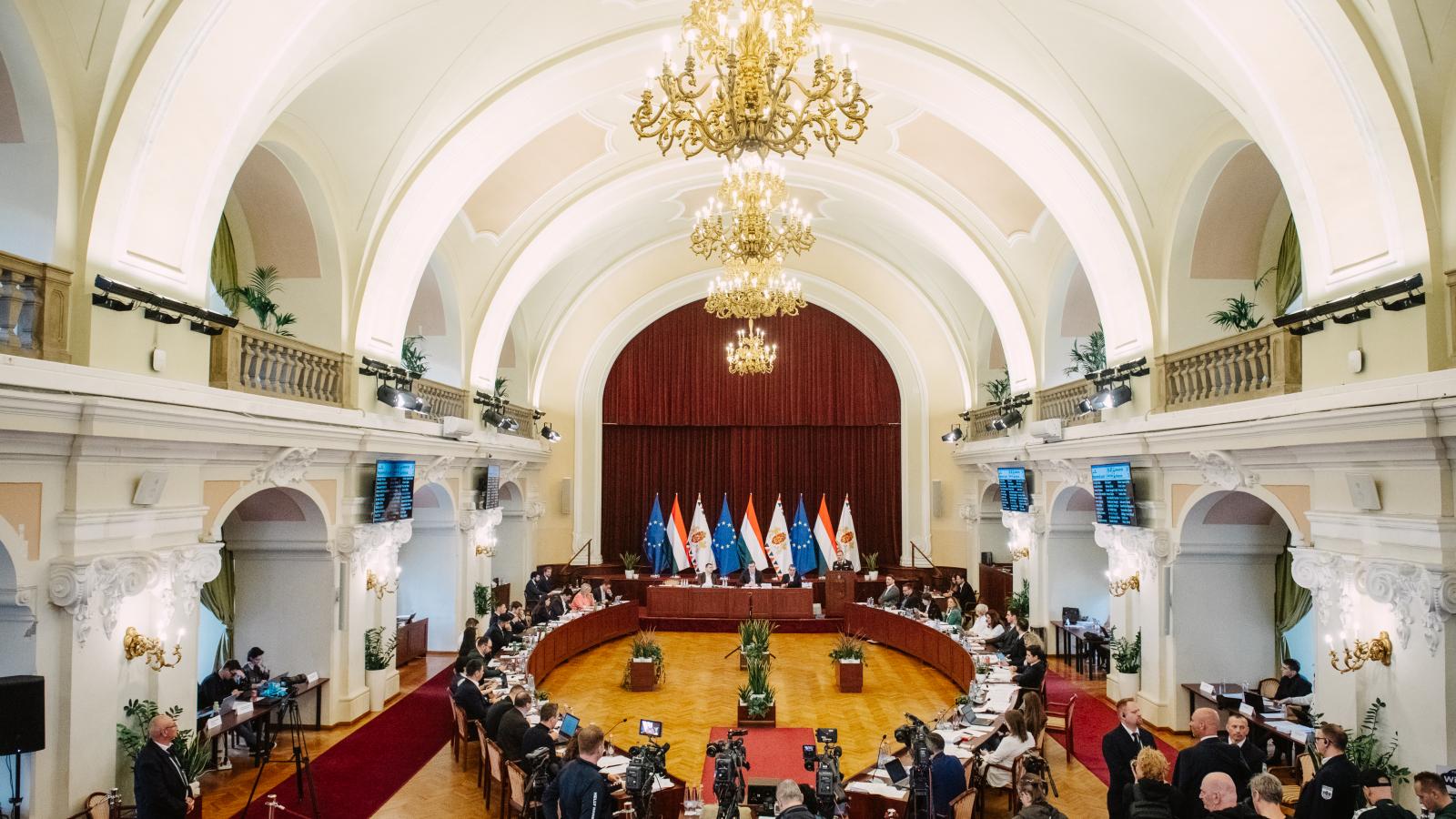 Munkában a közgyűlés. A Fidesz, a Tisza és a Podmaniczky Mozgalom együtt javasolt  a részvételi költségvetés ügyében
