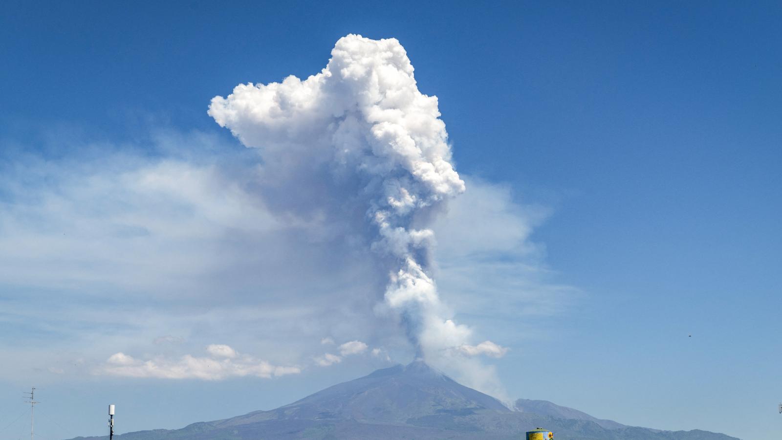 Füst száll fel az Etna vulkán kráteréből kitörés közben az Etnán, Catania közelében, 2025. június 2-án