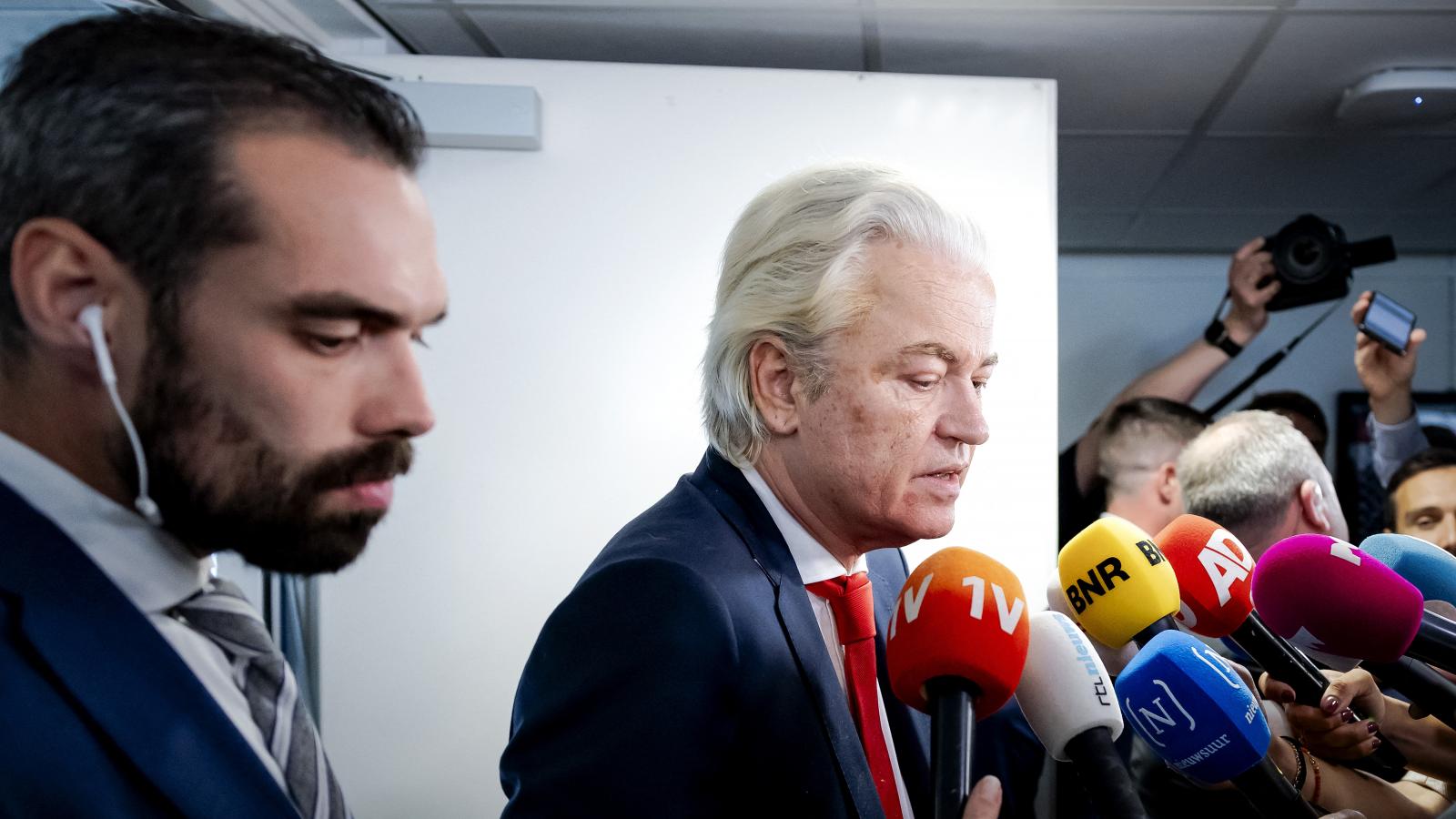 Geert Wilders sajtótájékoztatója az alsóházi  koalíciós ülés után Hágában június 3-án 