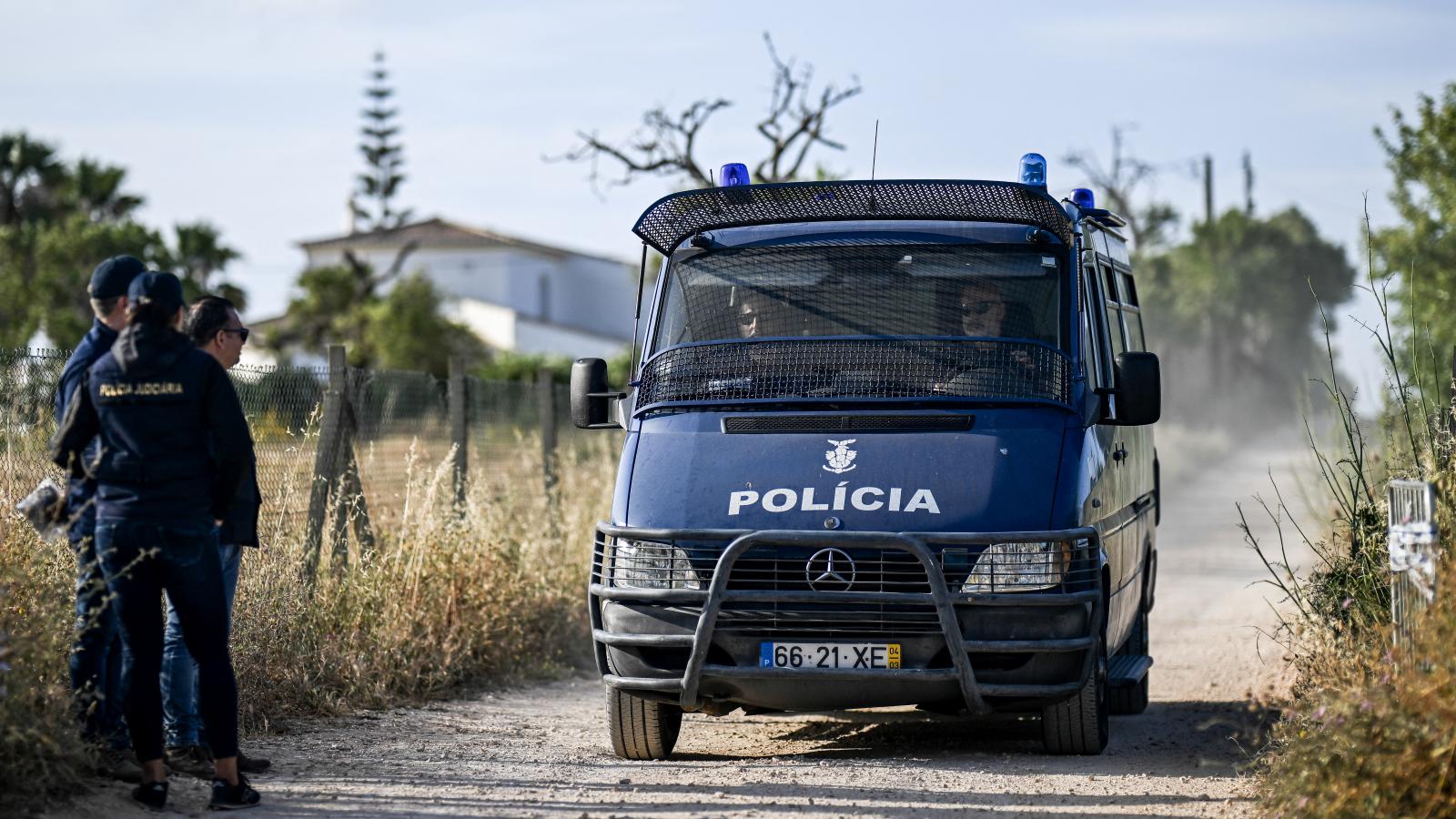 Rendőrök Christian Brückner egykori lakhelyének környékén június 3-án 