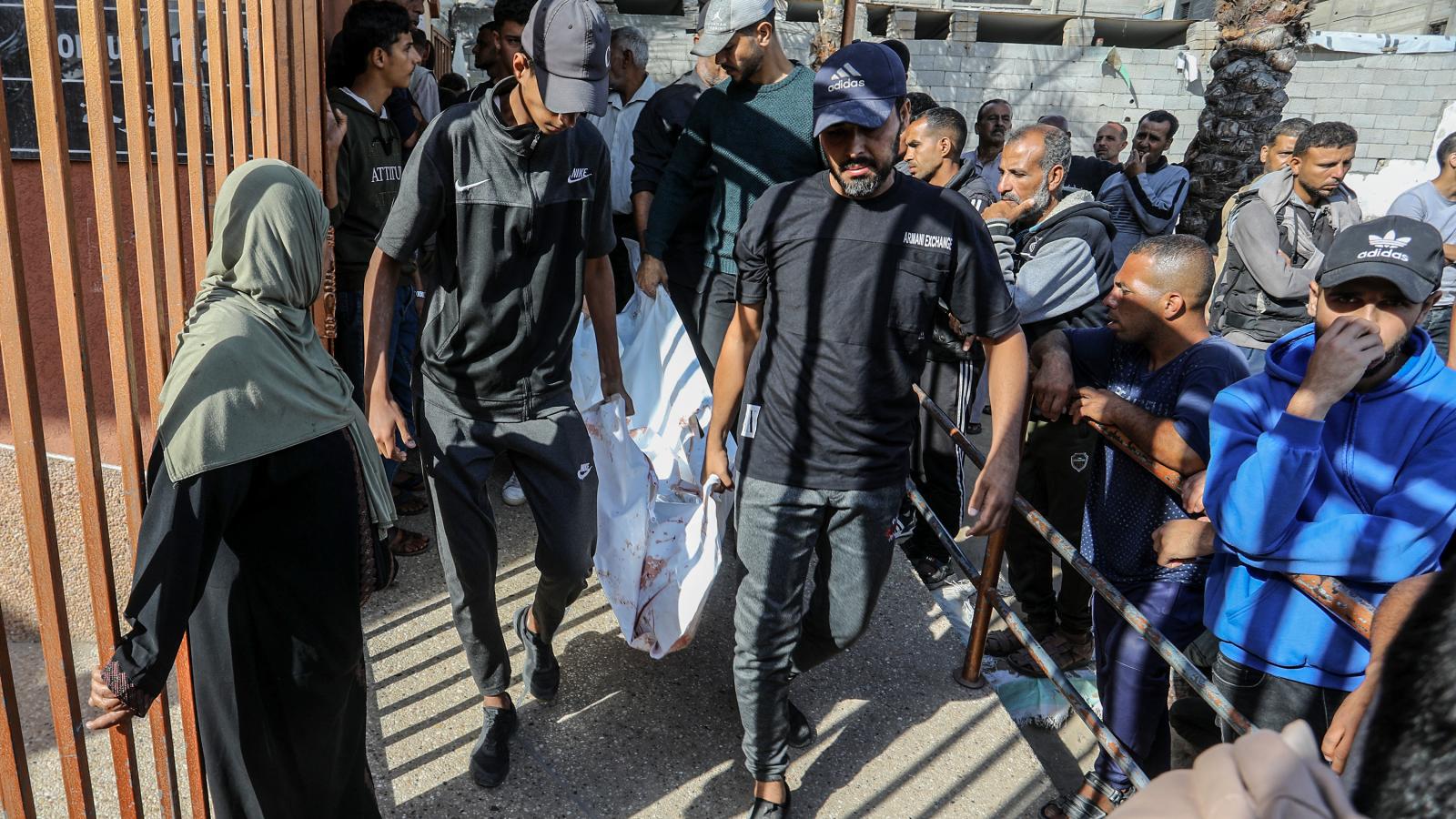 
Palesztinok a segélyelosztó pontnál Rafah közelében, miután az izraeli hadsereg helyi jelentések szerint tüzet nyitott az összegyűlt tömegre a Gázai övezet déli részén, 2025. június 3-án. 
