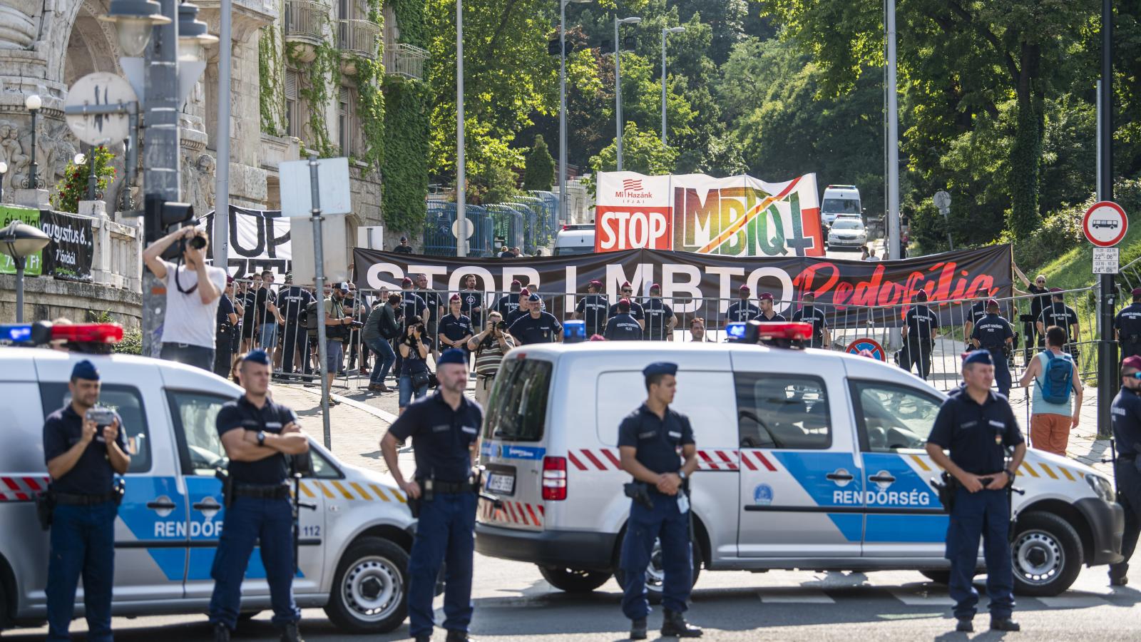  A rendőrség igyekszik megakadályozni, hogy az LMBTQ-emberek jogainak védelmét célzó rendezvény „Pride-dá alakuljon”