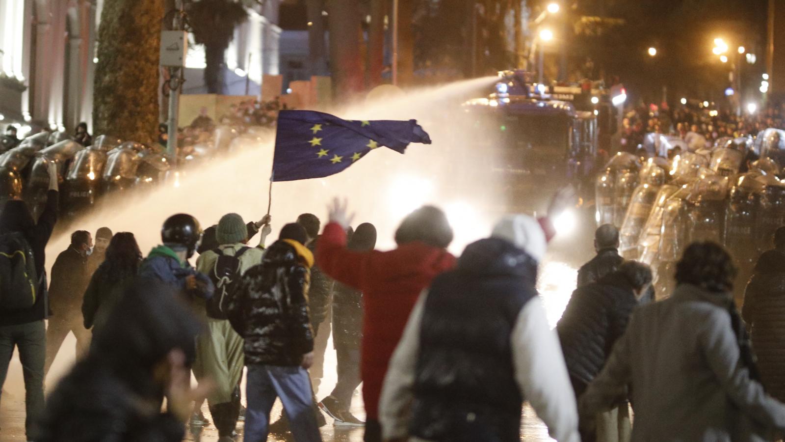A Civil Társadalom Atlaszában 2024-ben kilenc országot minősítettek le, köztük Grúziát, ahol a rendőrség durva erőszakkal verte szét a kormányellenes tüntetőket