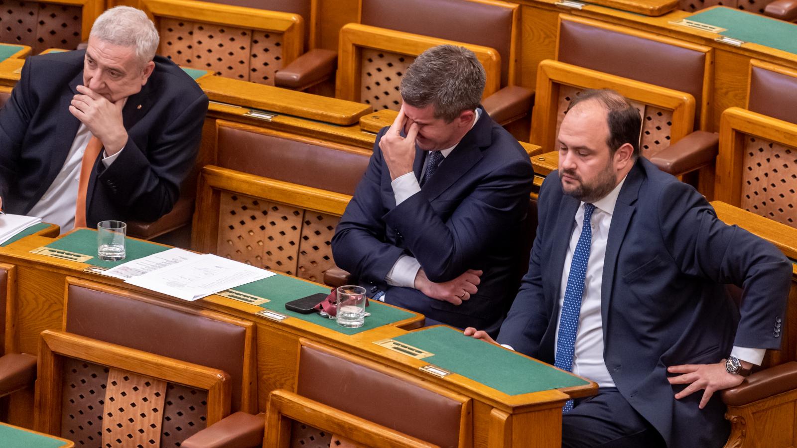 Halász János, Kocsis Máté és Nacsa Olivér a törvény vitáján az Országgyűlésben május 20-án 