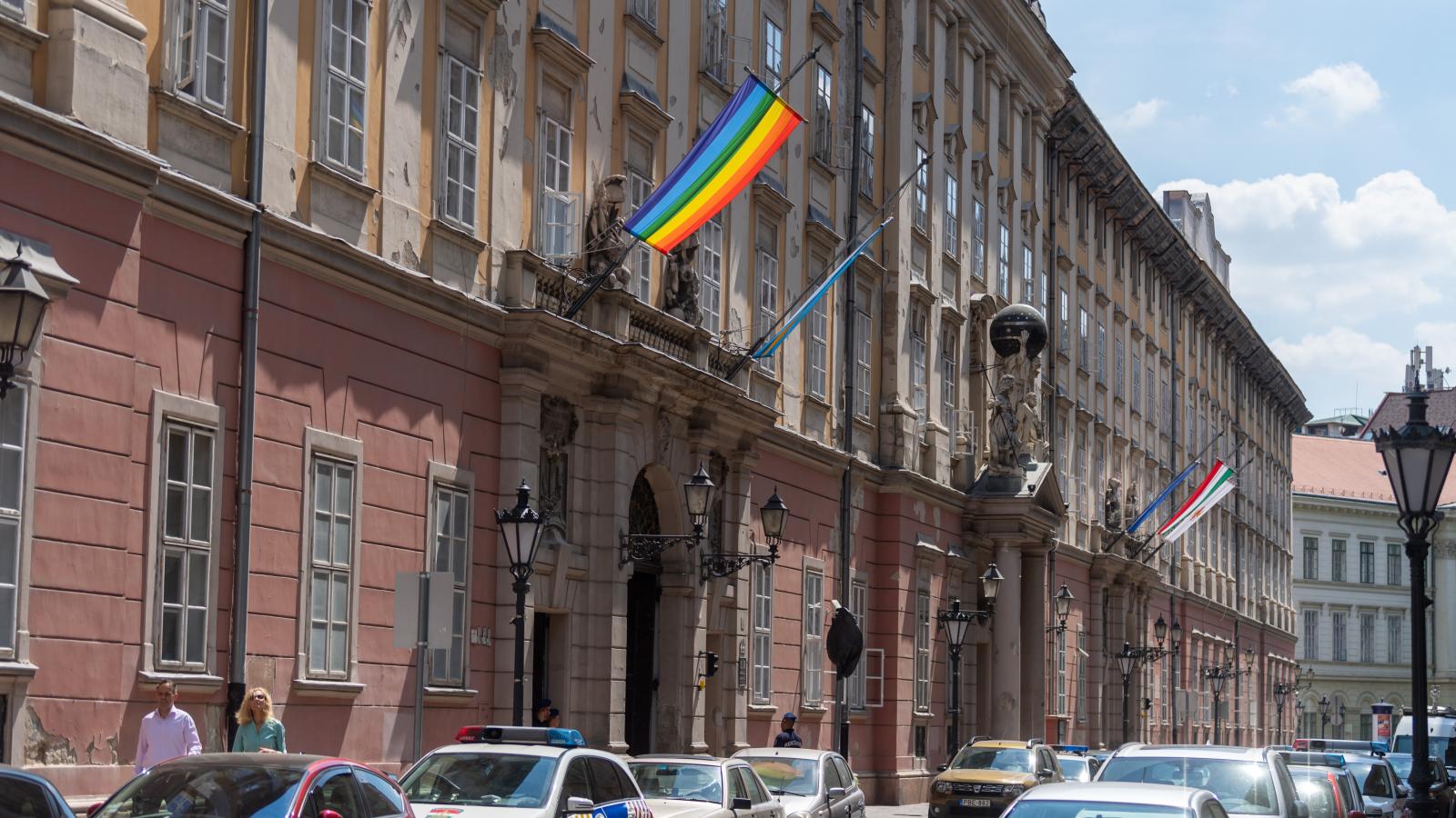 Szivárványos zászló a budapesti városházán 2021. június 28-án 