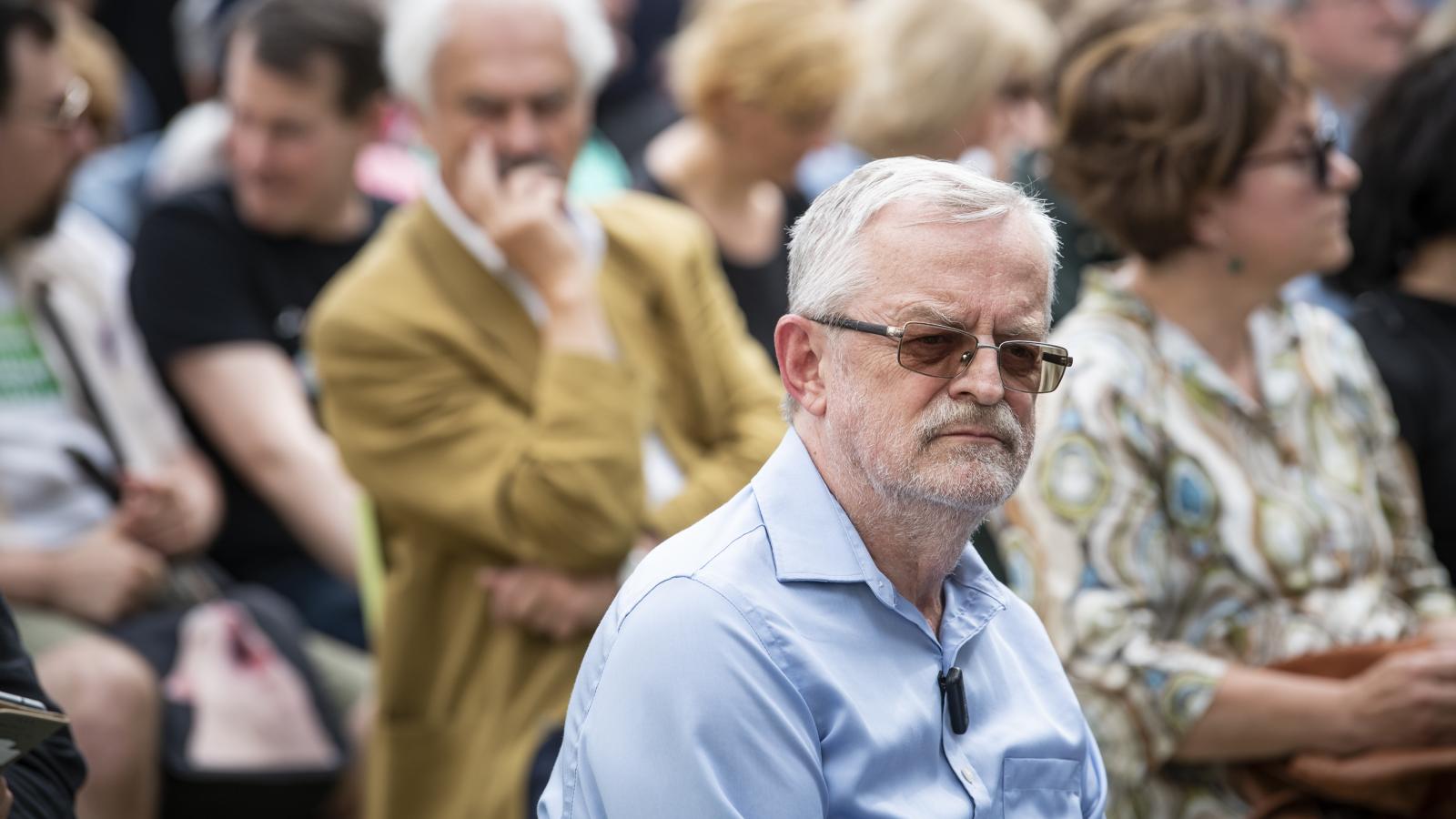 Margócsy István irodalomtörténész több tanulmányban is elemzi a Petőfi-mű bonyolult szakmai, társadalmi, politikai utó­életének lényegi tendenciáit, a bennük tetten érhető ellentmondásokat. Azokat, melyek abból fakadnak, hogy a kutatás eddigi nagy rendsze