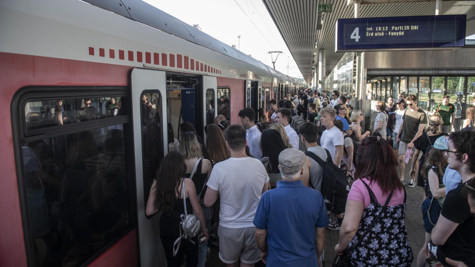 Továbbra is gyakoriak a tömegjelenetek 