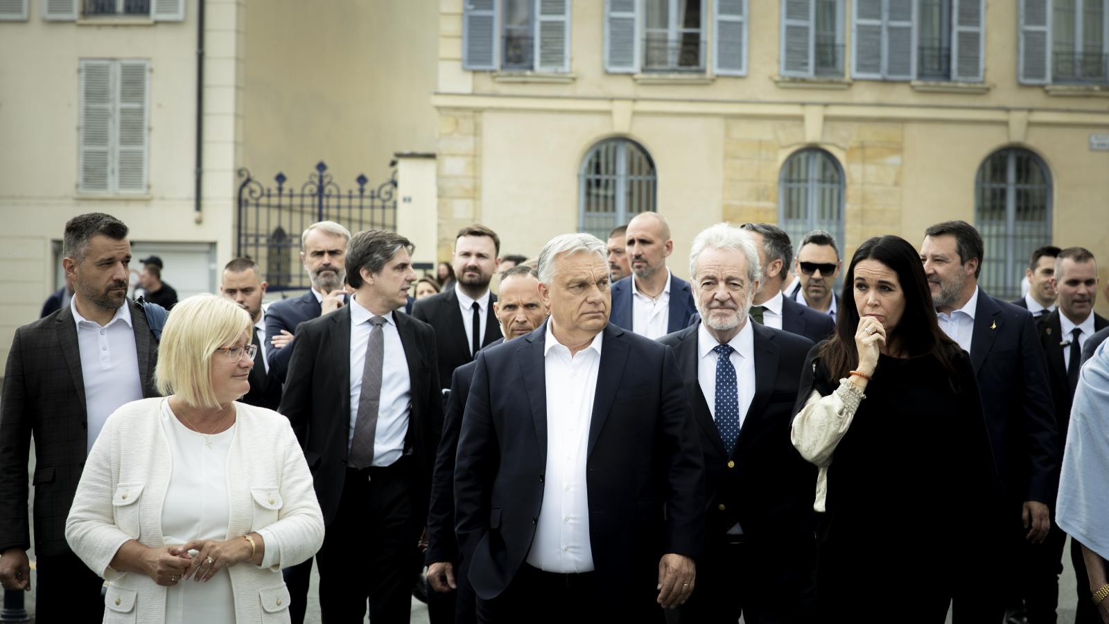 Orbán Viktor miniszterelnök a Patrióták Európáért pártcsalád elnökségi ülésén a franciaországi Fontainebleau-ban 2025. június 8-án