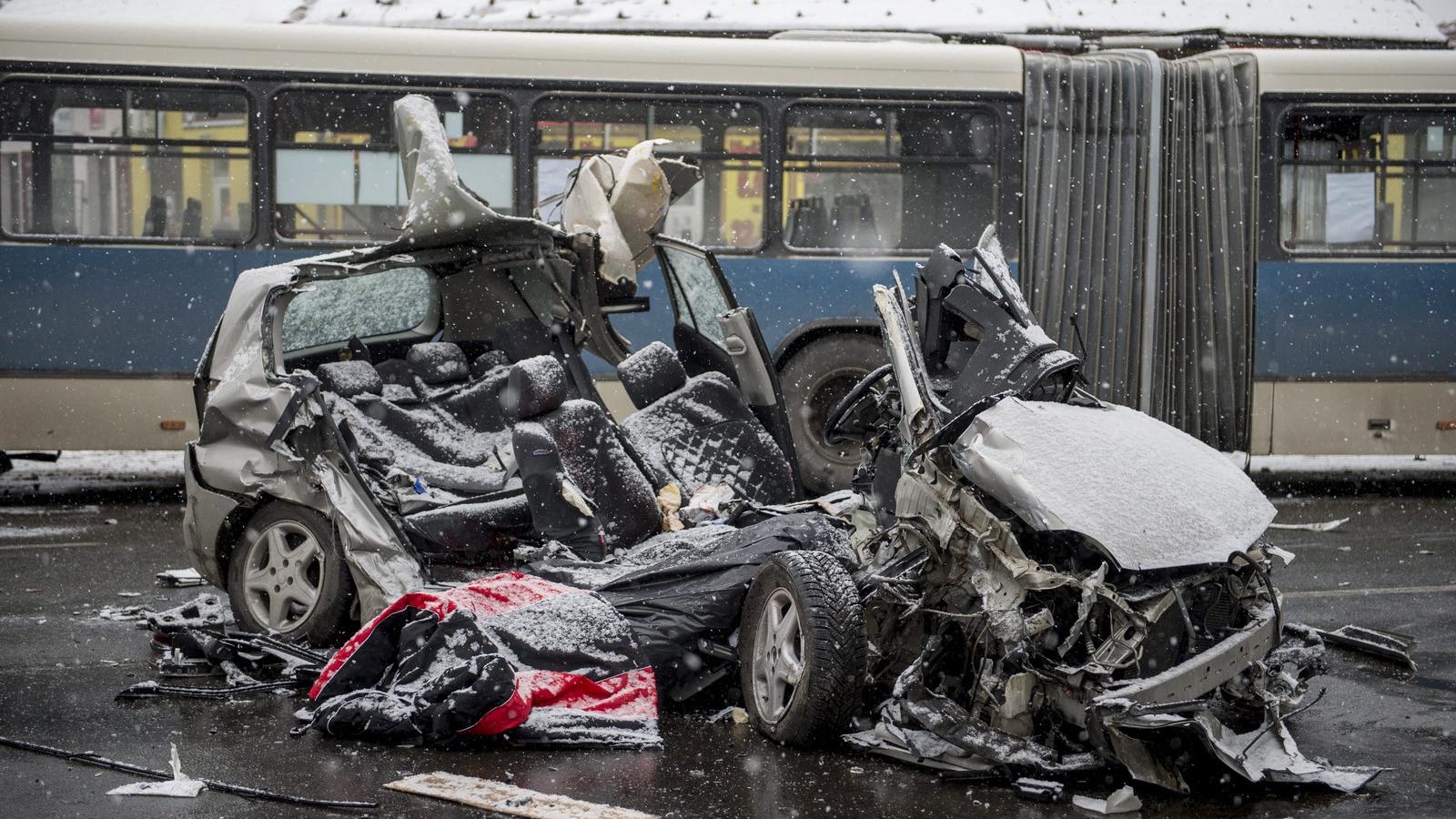 Egy ember meghalt, öten megsérültek, amikor összeütközött egy helyi járatú autóbusz és egy személygépkocsi Pécsen. MTI Fotó: Sók