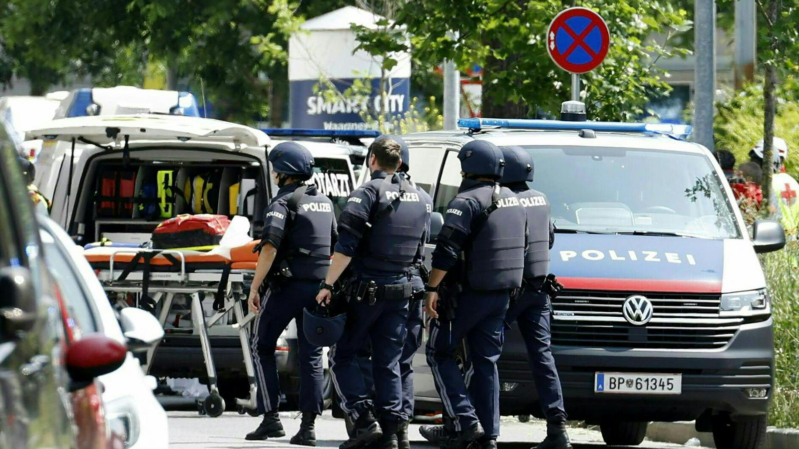 Rendőrök a Grazi iskola mellett 2025. június 10-én