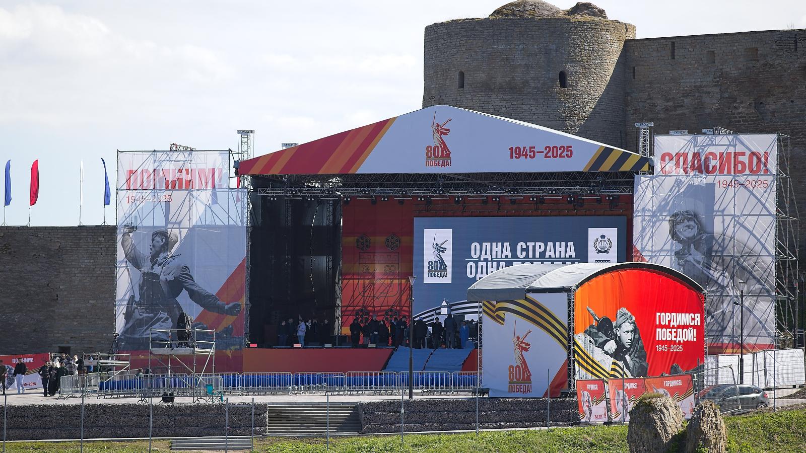 Narvában gyakoriak az orosz provokációk. A határfolyó túloldalán május 9-én Észtország felé néző óriásképernyőn közvetítették a II. világháborús győzelem 80. évfordulóján tartott Vörös téri díszszemlét