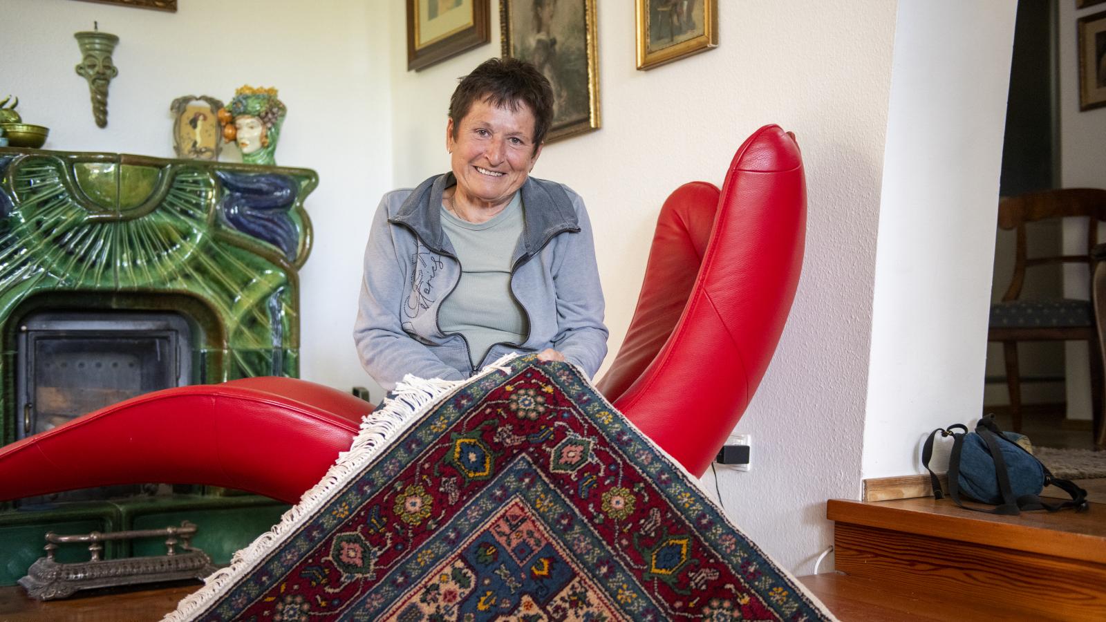 Dobay Zsuzsanna alig győzi kivárni, hogy egyben lássa a szőnyeget
