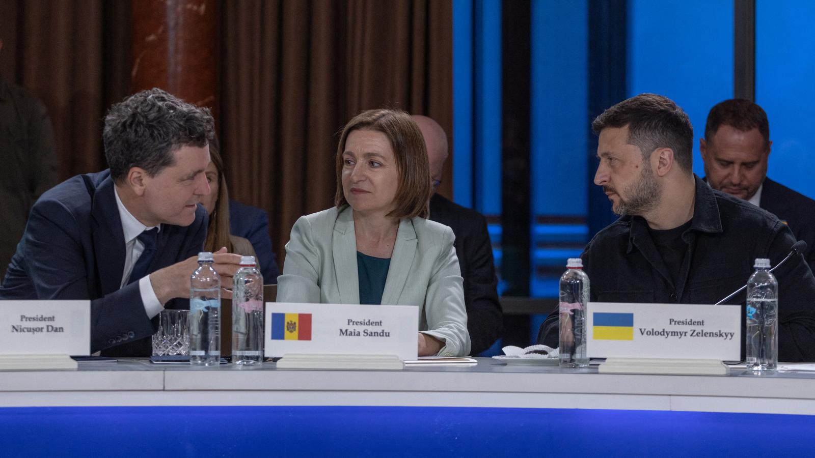 Nicusor Dan román, Maia Sandu moldáv és Volodimir Zelenszkij ukrán elnök az odesszai csúcstalálkozón június 11-én 