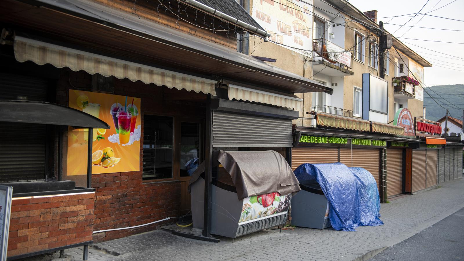 Nincsenek turisták, bezártak az üzletek Parajdon. Nagy kérdés, hogy miből fognak megélni a faluban?