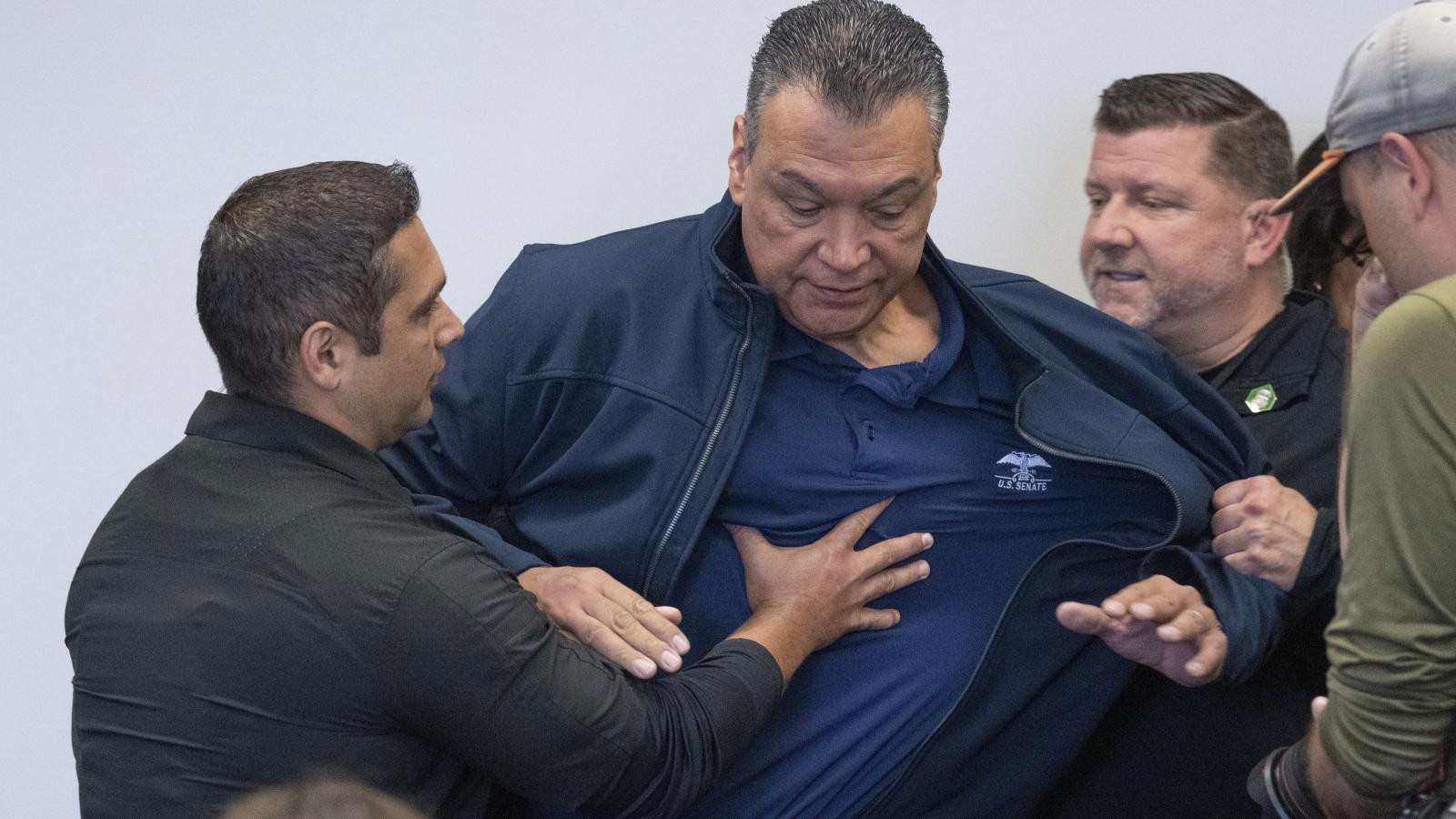 Alex Padilla demokrata szenátort kituszkolták Kristi Noem belbiztonsági miniszter tájékoztatójáról, amikor megpróbált egy kérdést feltenni