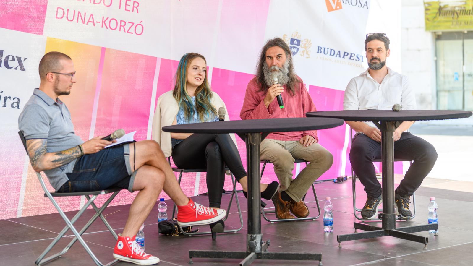 A tudományos kommunikációnak el kell engednie az állandó szakzsargont. Tuboly Ádám Tamás tudományfilozófus, Molnár Janka Sára fizikus, Sudár Balázs történész és Kemenesi Gábor virológus a 96. Ünnepi Könyvhéten