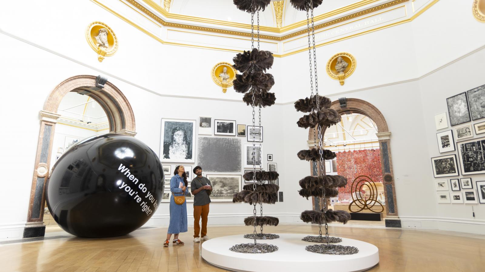 Ryan Gander When do you know you are right? (Mikor tudod, hogy igazad van?) luftballonja és Alice Channer Body Shop című alkotása