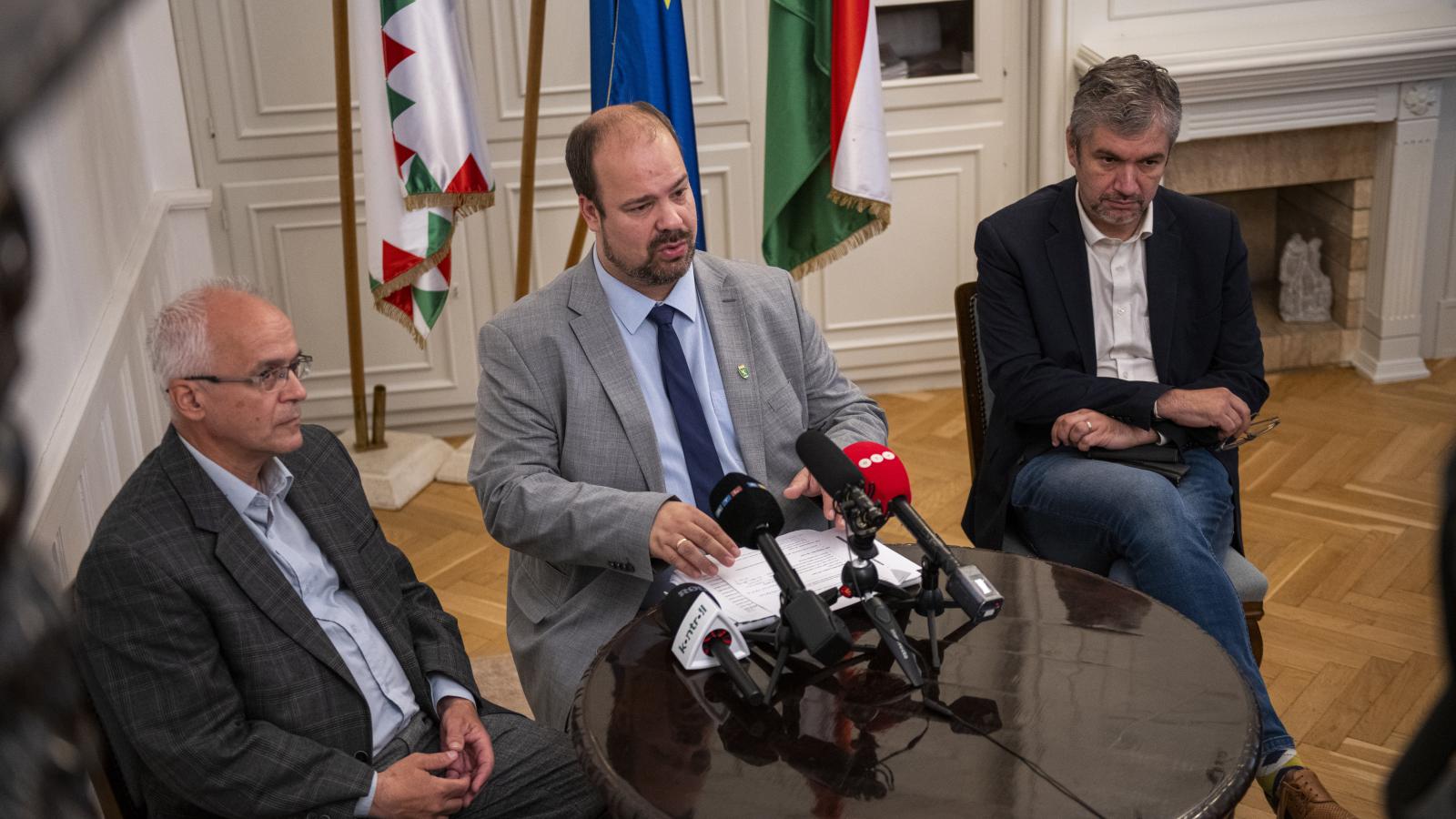 Horváth András, Rózsa András és Hadházy Ákos a sajtótájékoztatón