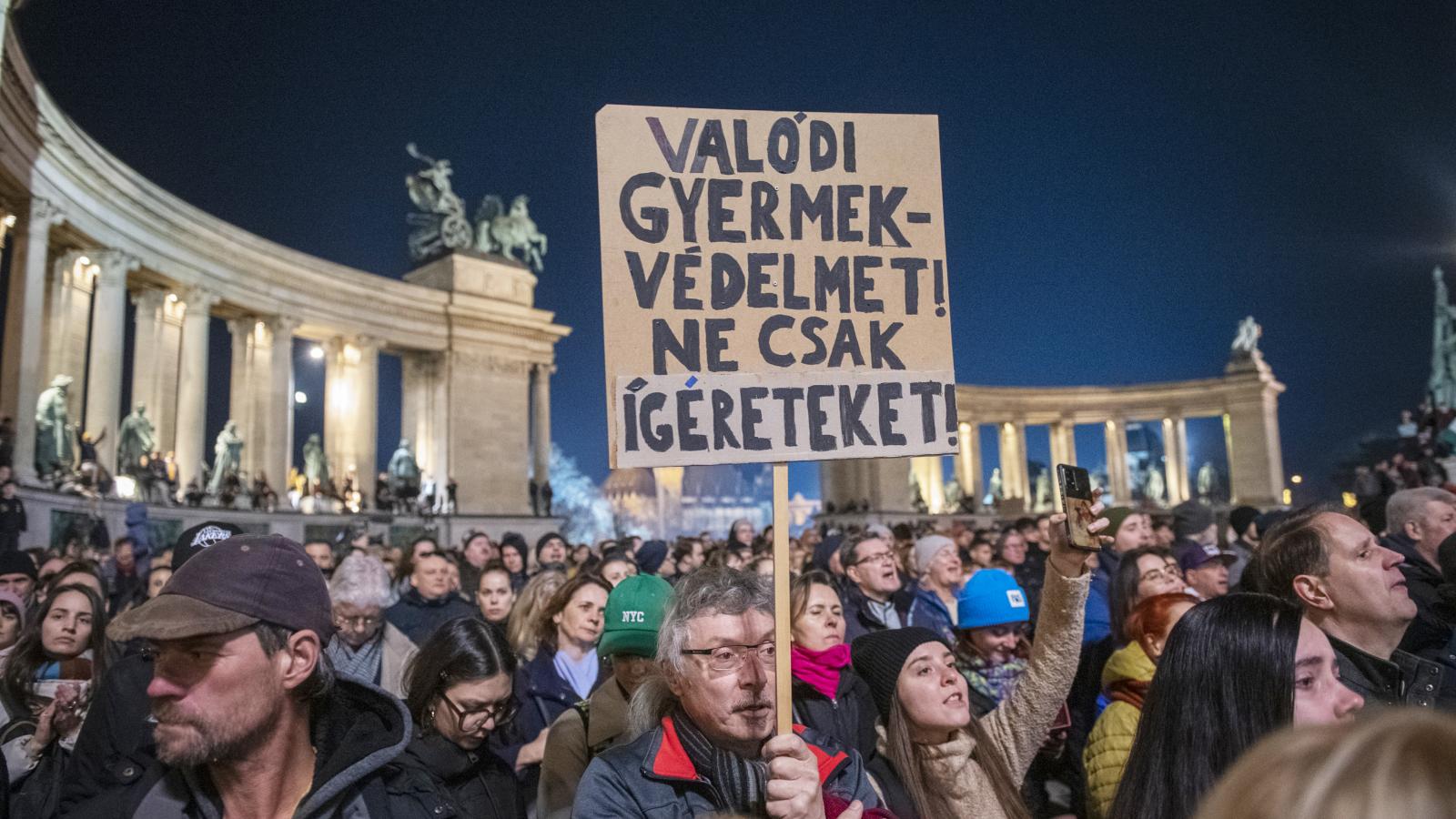 A kegyelmi botrány kirobbanása utáni influenszer-tüntetés a Hősök terén