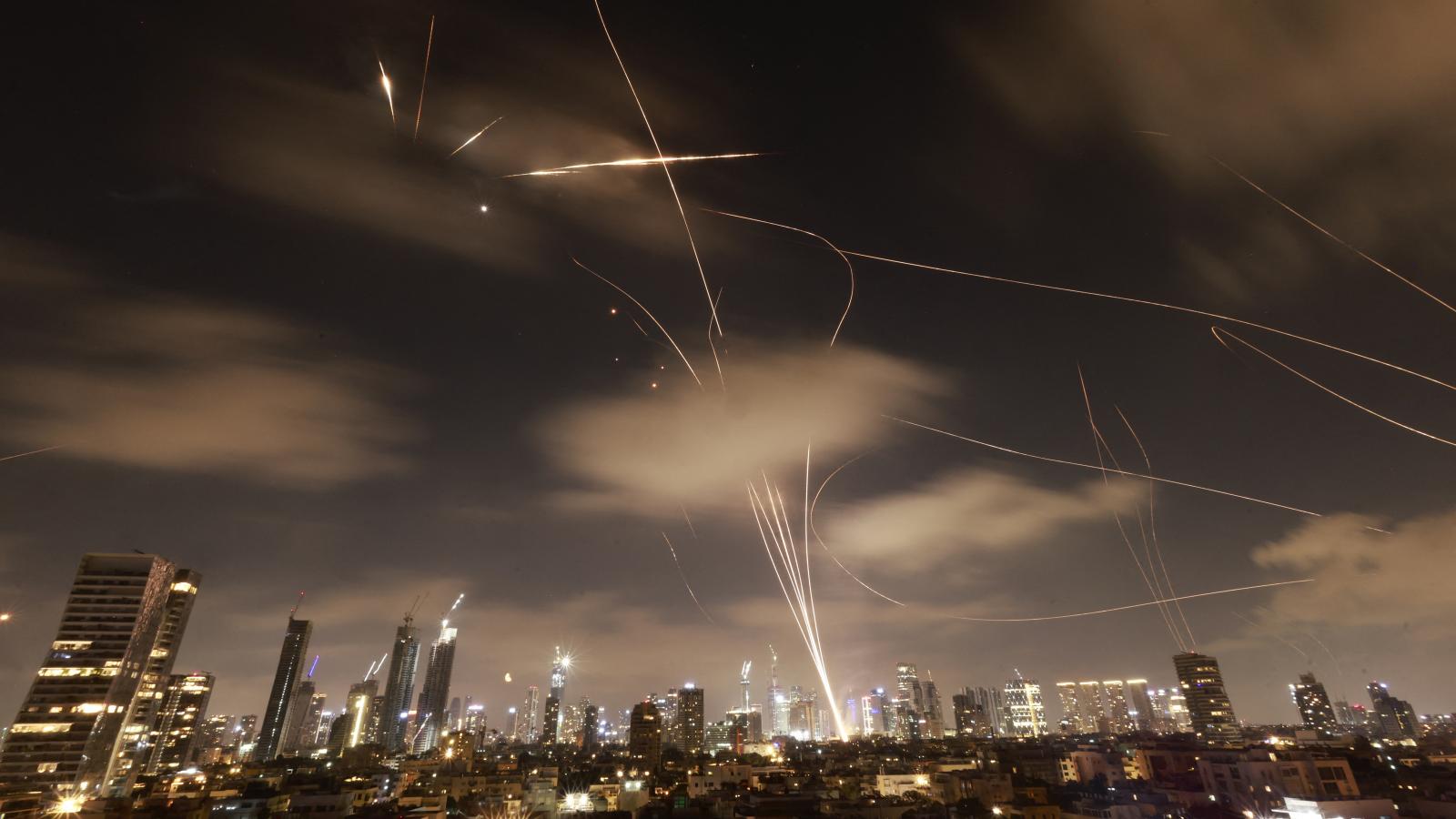 Izraeli légvédelmi rendszereket aktiváltak, hogy elfogják az iráni rakétákat Tel-Aviv felett 2025. június 18-án kora reggel