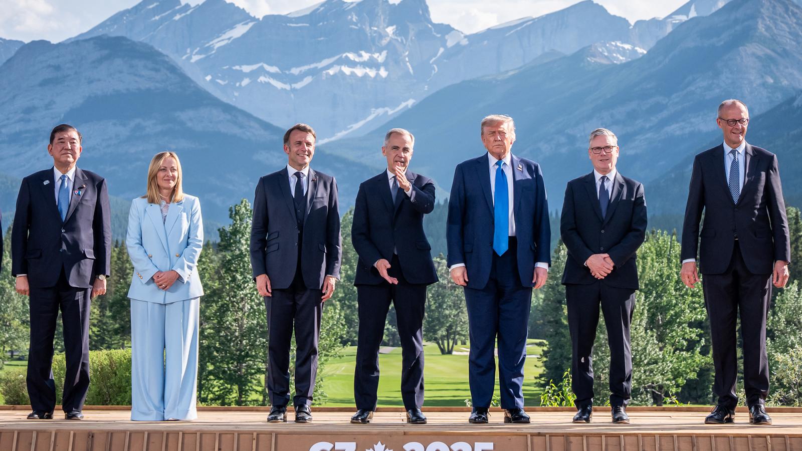 A Kanadában
a napokban
megrendezett
G7-találkozón
(képünkön a
csúcs résztvevői)
Donald
Trump jelenlétében
az
ukrajnai háború
kérdéskörét úgy
kerülték, mint
egy kibiztosított
kézigránátot
