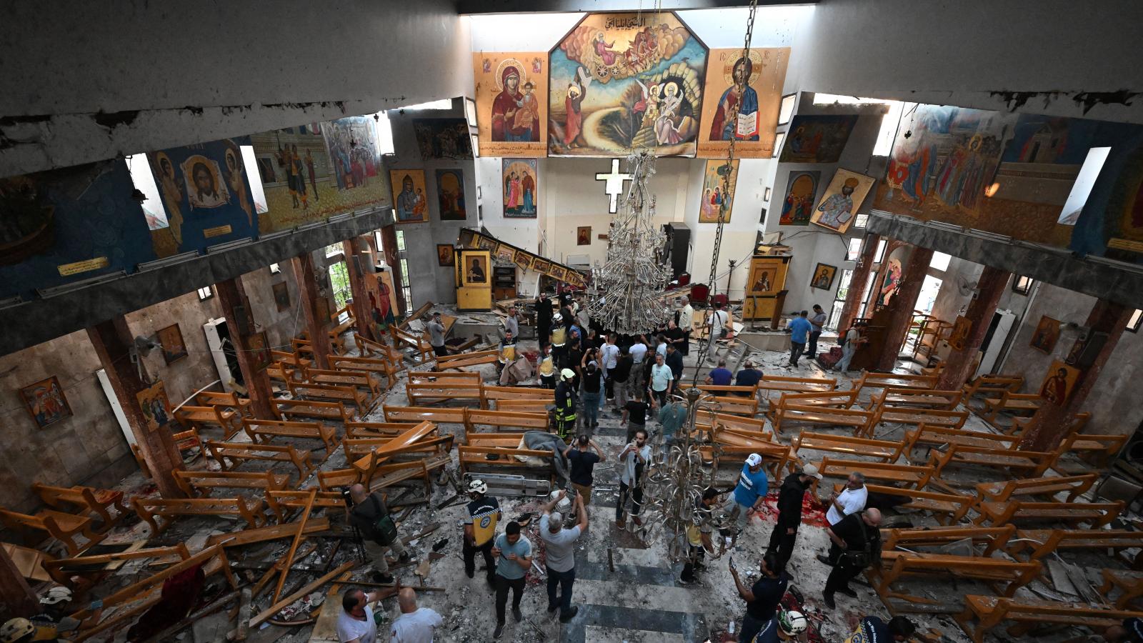 Mentőalakulatok vizsgálják a damaszkuszi Dwelaa negyedben található Szent Illés templomban 2025. június 22-én elkövetett öngyilkos merénylet helyszínét