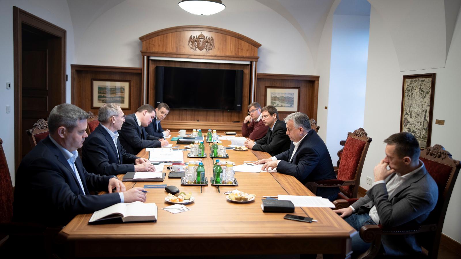Belügyi kormánykabinet-ülés 2023. március 25-én. Bal oldalon, elöl Takács Péter egészségügyért felelős államtitkár 