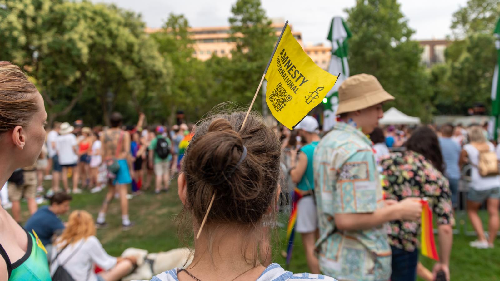 Amnesty-aktivista a Budapest Pride-on 2022. július 23-án 
