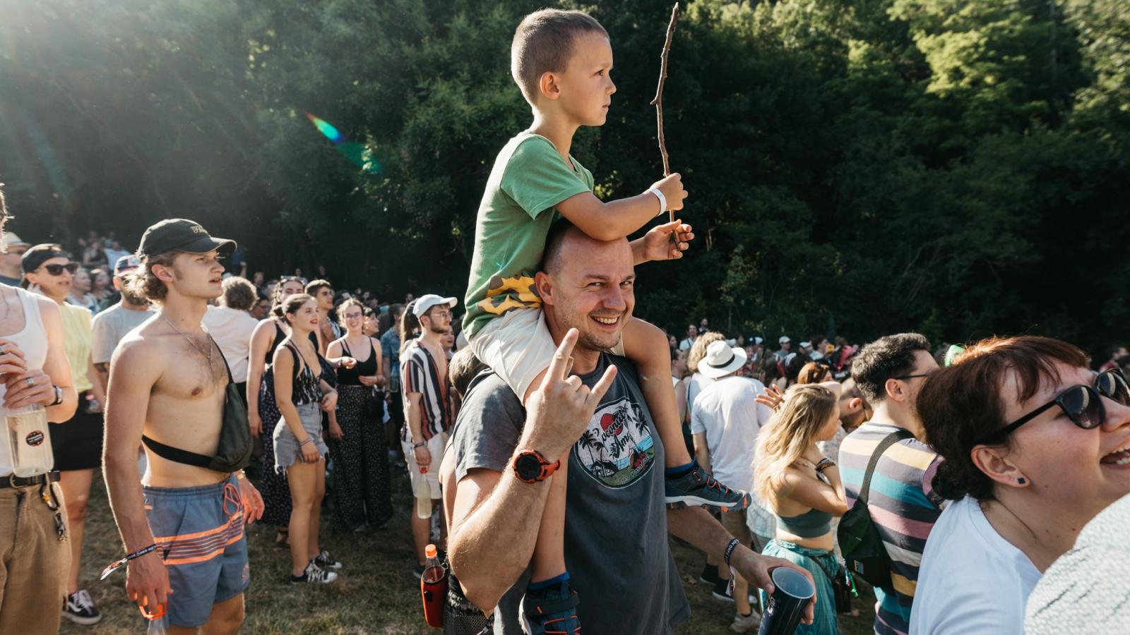 Fesztiválozók a rendezvény nyitónapján 