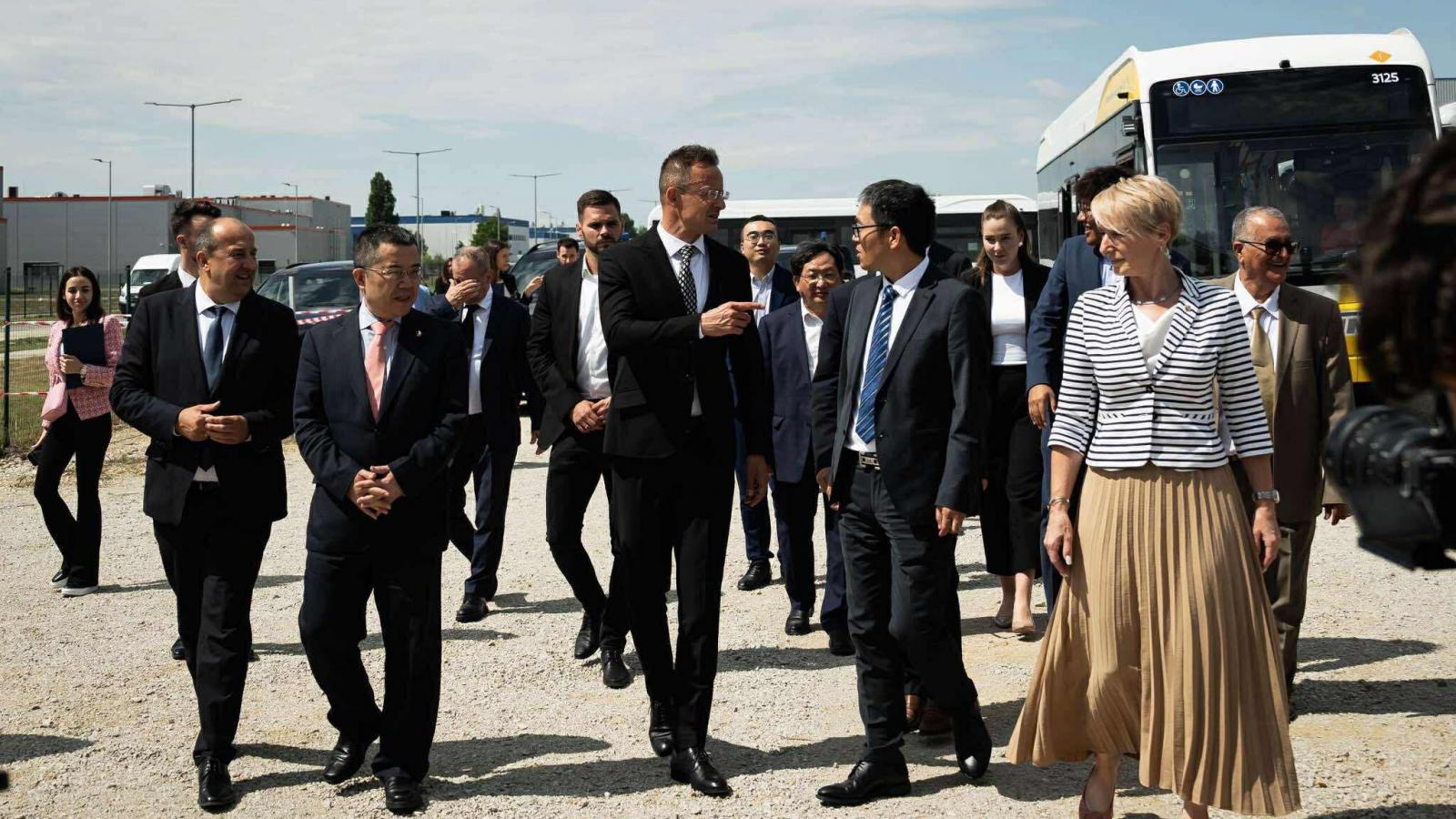 Szijjártó Péter a BYD elektromosbusz-gyártó üzemének alapkőletételén Komáromban június 27-én 