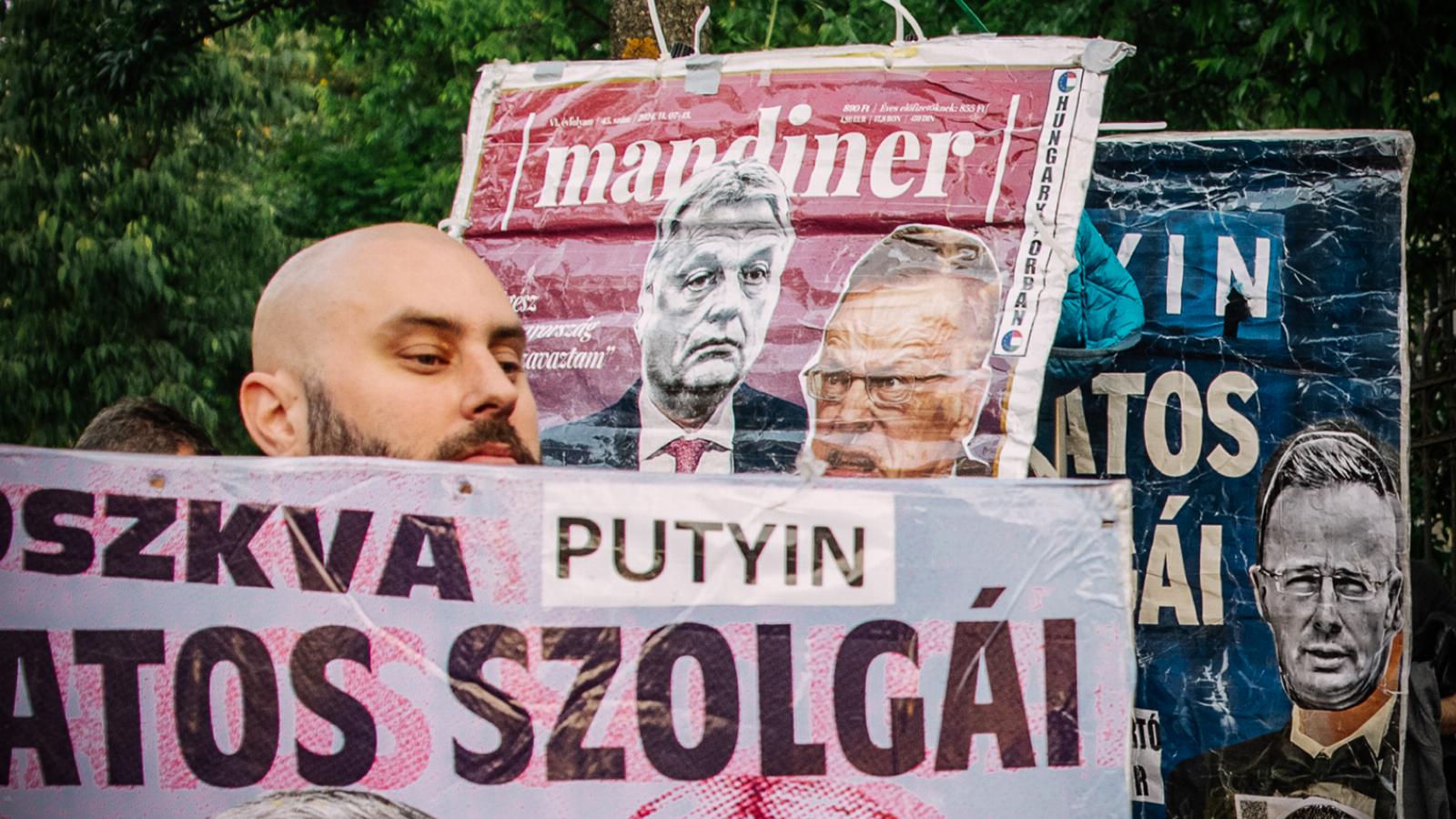 Mandineres tüntetőtábla az egyik Hadházy tüntetésen 2025. május 27-én 