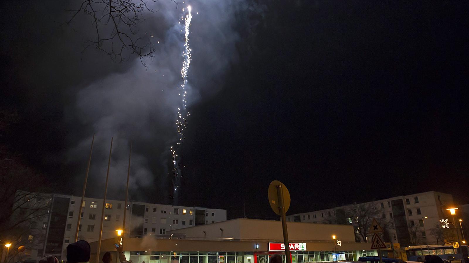 Tűzijátékkal ünneplik a szilvesztert a IX. kerületi Napfény utcában 2014. december 31-én este. Most szilveszterkor is többségébe