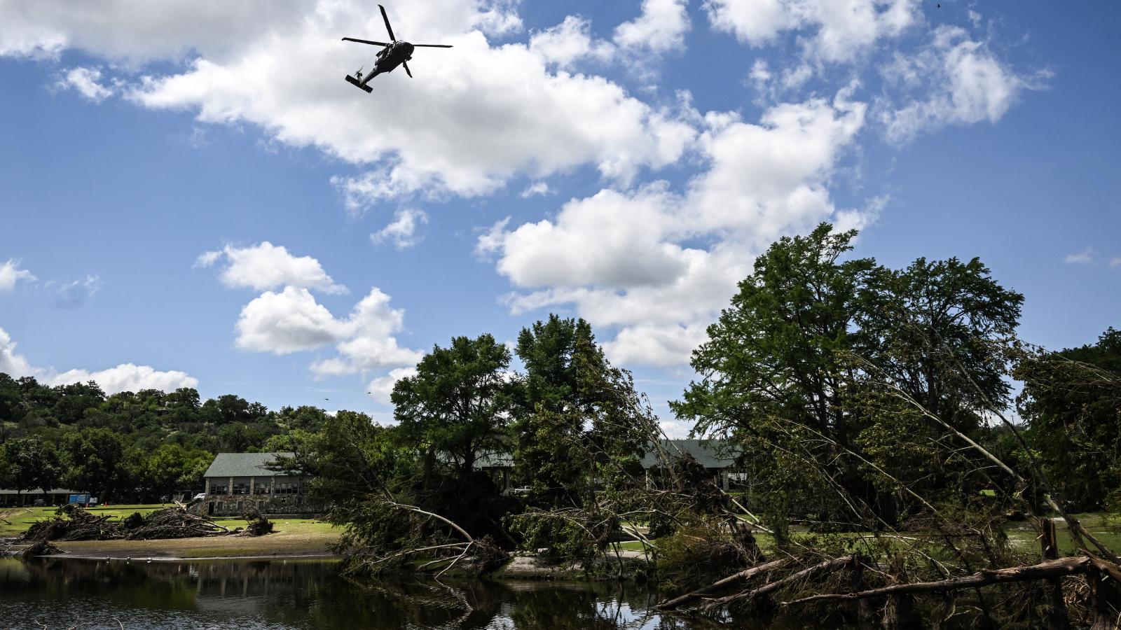 Helikopter a texasi Hunt városában, a Guadalupe folyónál 2025. július 8-án.