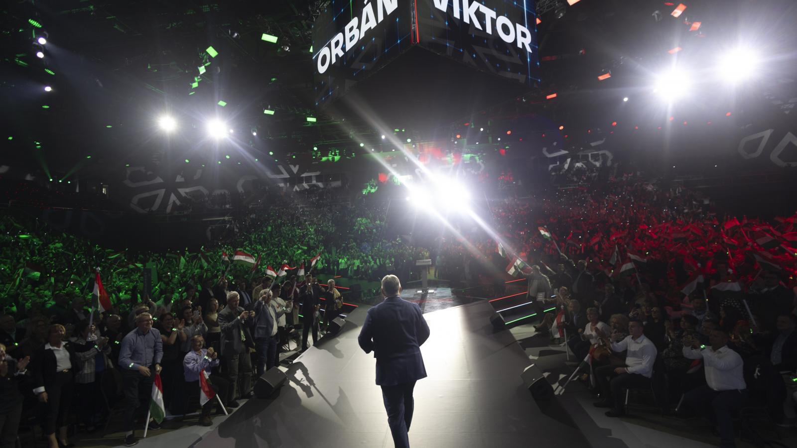 Orbán Viktor érkezése a Harcosok klubja - A kezdet pódiumára a budapesti BOK Csarnokban május 18-án 