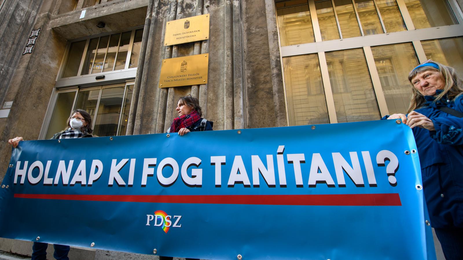 Illusztráció: Pedagógus-demonstráció az Emberi Erőforrások Minisztériuma előtt 2022. március 2-án 